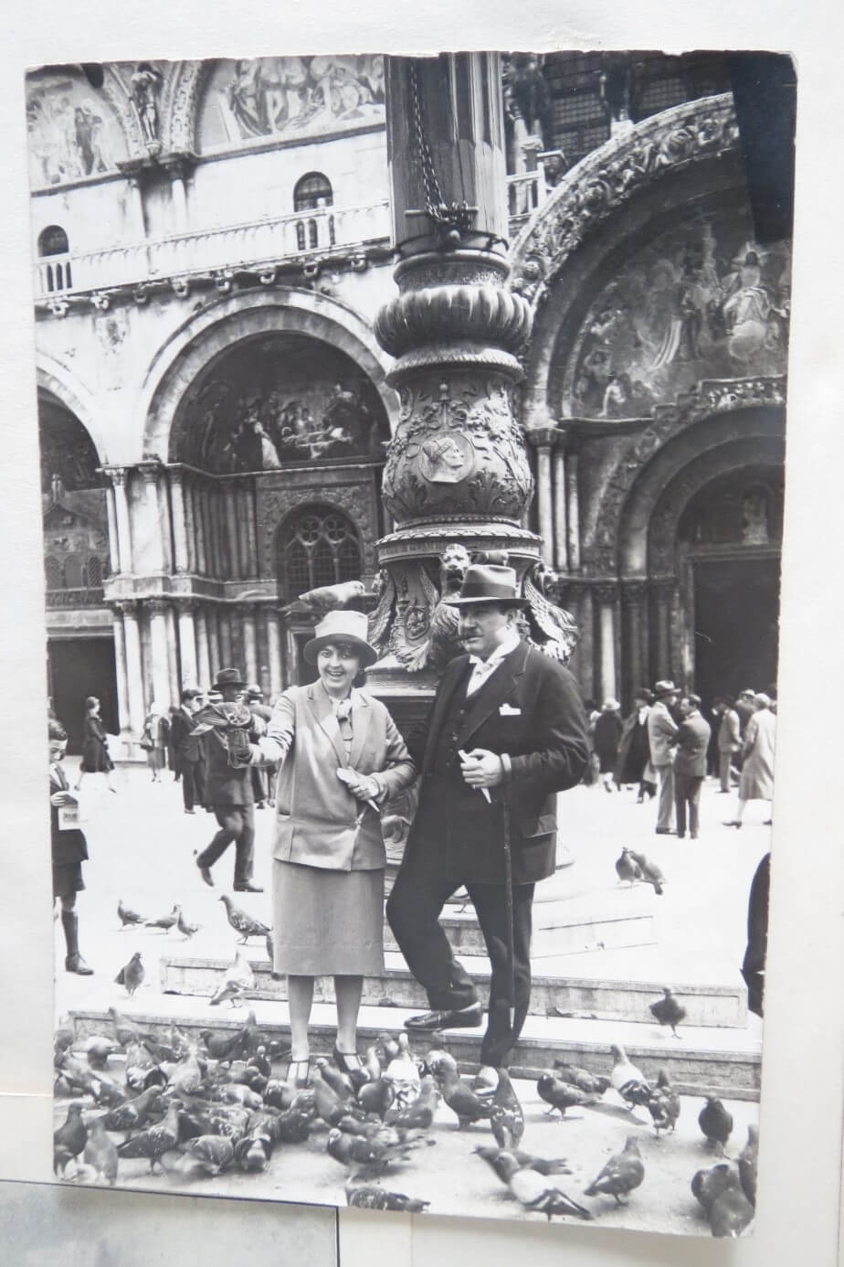 Postkarte vom 17.4.1927 aus Venedig: „Astoria“ - Direktor Emil Fritz und Frau