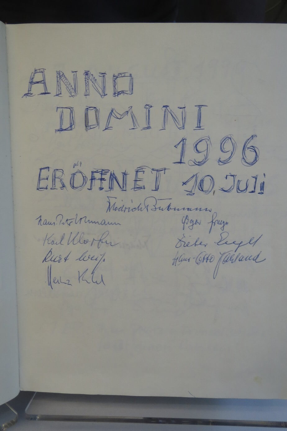 Am 10. Juli 1996 entschloss sich der „U-Boot-Tisch“ im Ratskeller, wieder ein Gästebuch zu führen.