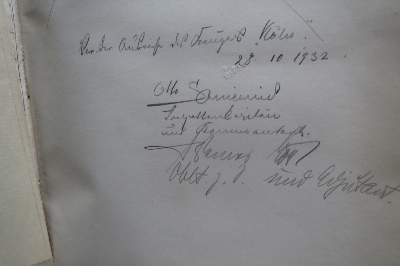 Text: „Vor der Ausreise des Kreuzers „Köln“ - 28.10.1932 - Otto Schniewind Korvettenkapitän und Kommandant. (Zweite Unterschrift unleserlich), Oberleutnant zur See und Adjutant.“
