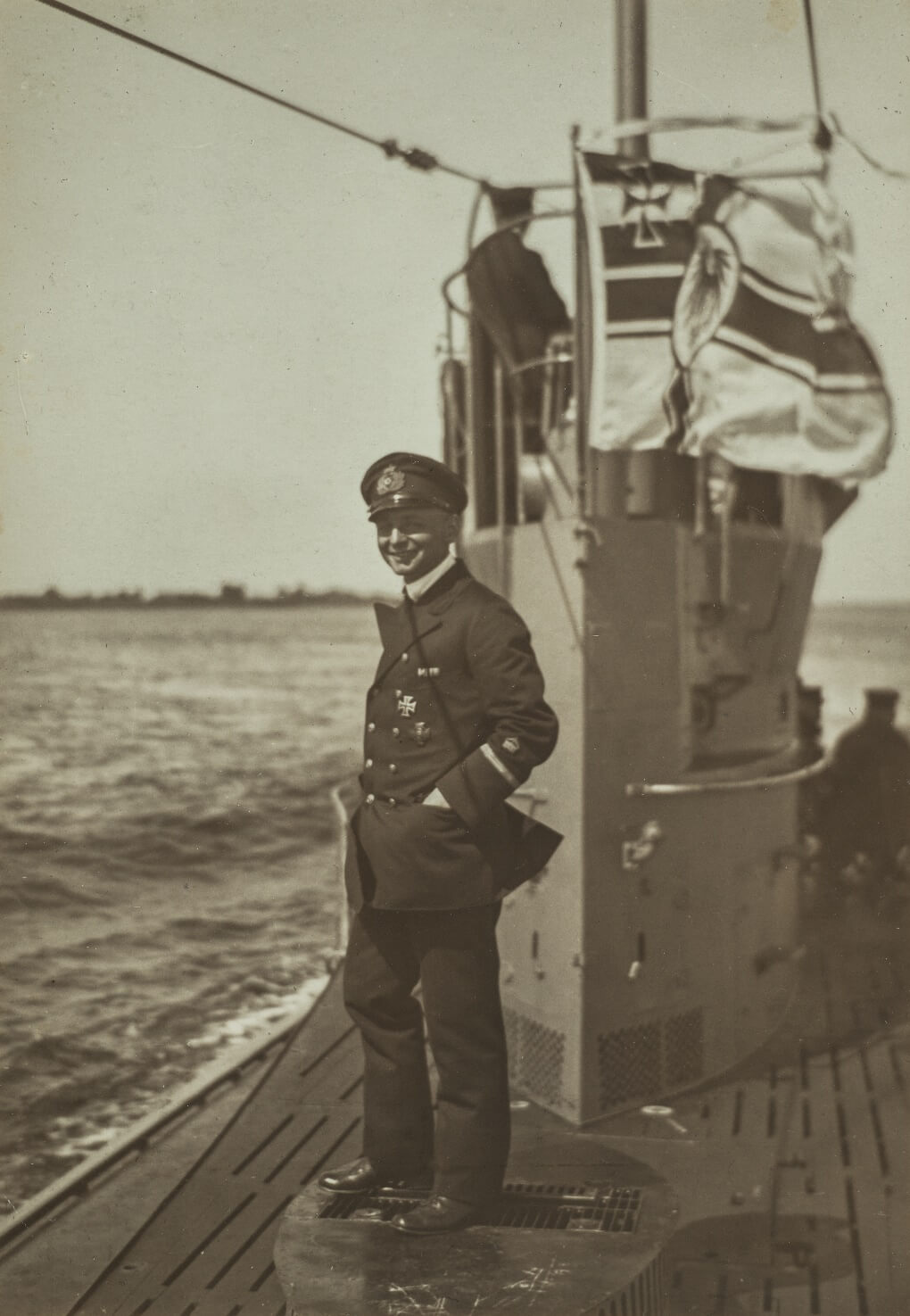 Ein entpannter U-Boot-Kommandant, separat eingeheftet in den Seiten über die U-bootflottille Flandern. Ohne Angaben.