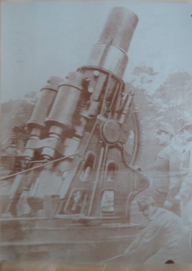 Artillerie-Geschütz in Aktion. Ohne nähere Angaben / Jahreswende 1914/15.