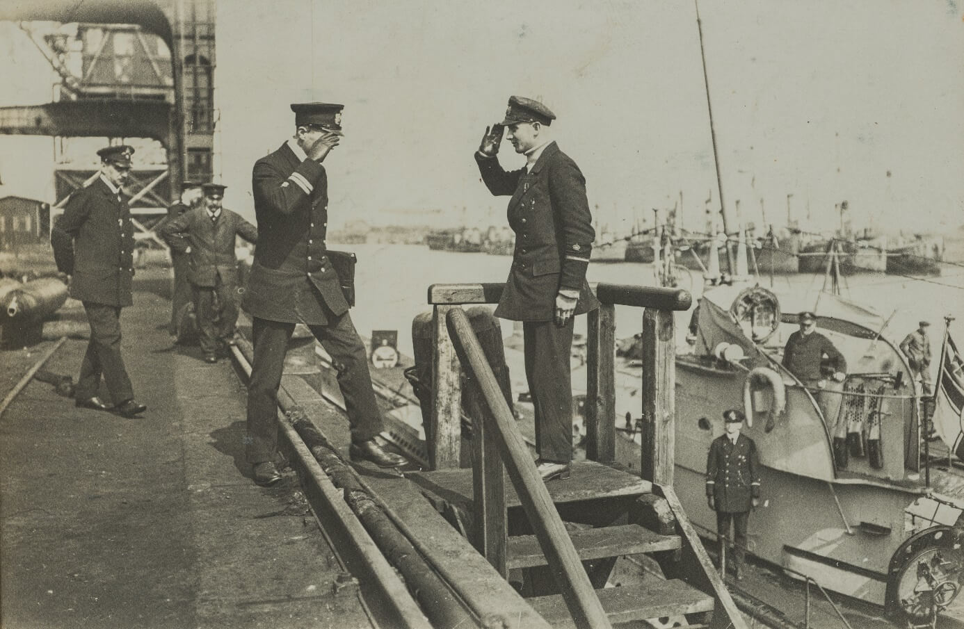 Klarmachen der U 70; Kommandant Emil Wünsche und der 1. Wachoffizier am 27.6.1916 im Kriegshafen Emden; am linken Bildrand ist ein Torpedo zu erkennen
