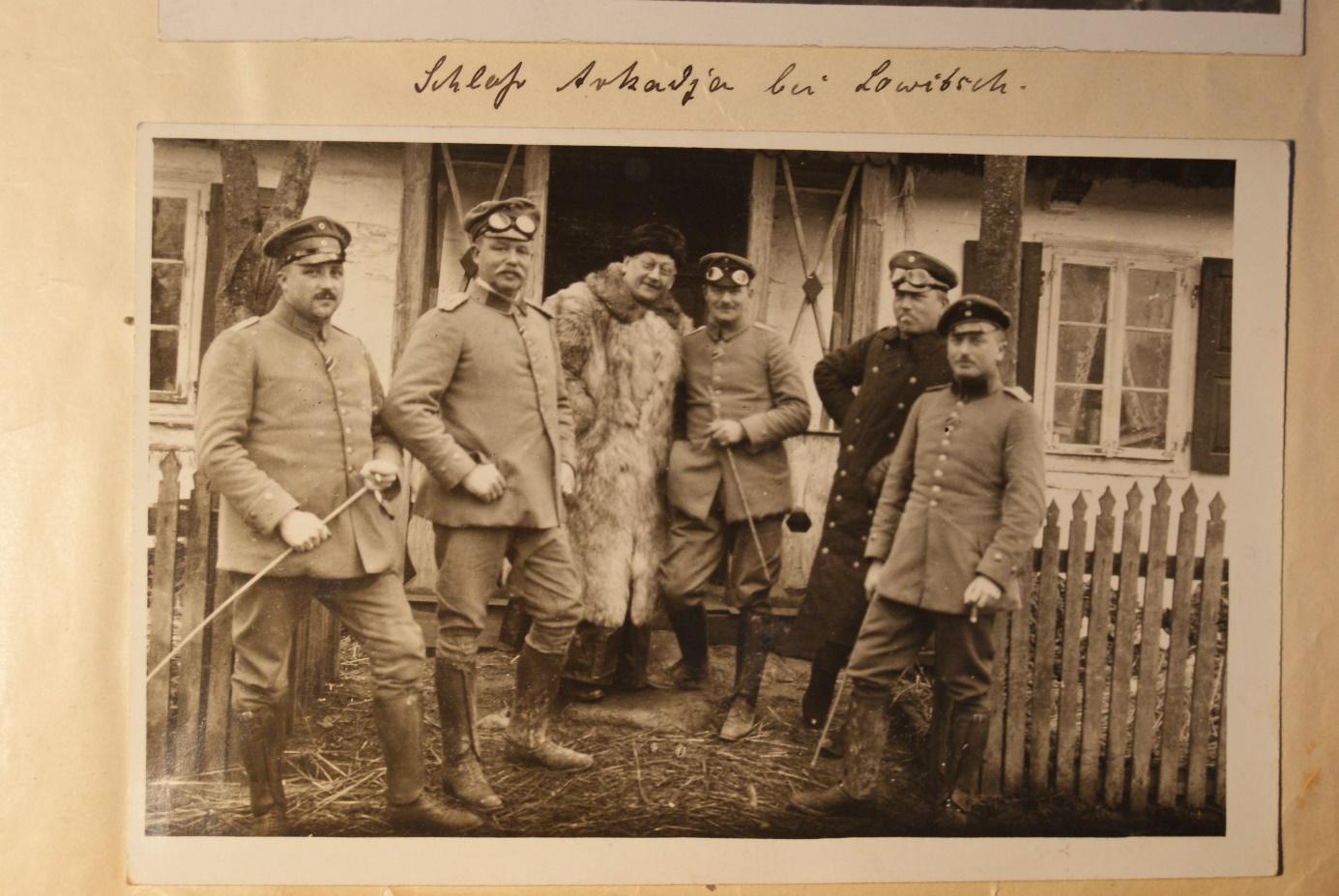 Wagenführ (Dritter von links) bei den Feldfliegern vor dem Schloss Arkadja in Lowicz / Russisch Polen. Dezember 1914